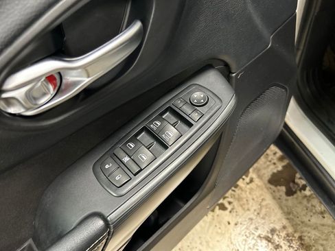 Used 2016 Jeep Cherokee Latitude w/ Cold Weather Group image 15