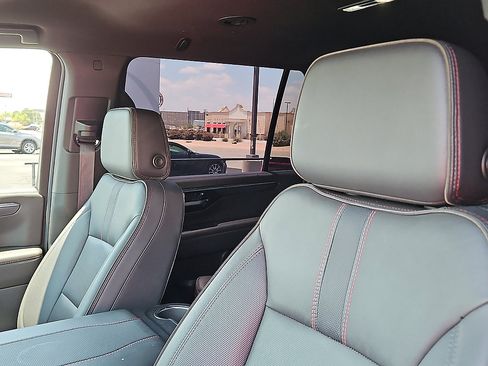 Used 2025 Chevrolet Suburban RST AWD/4WD image 11