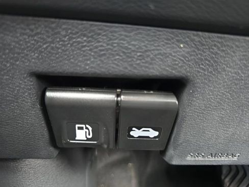 Used 2025 Nissan Versa SV w/ Trunk Package image 10