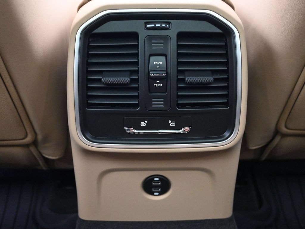 Certified 2026 Porsche Macan AWD/4WD image 8