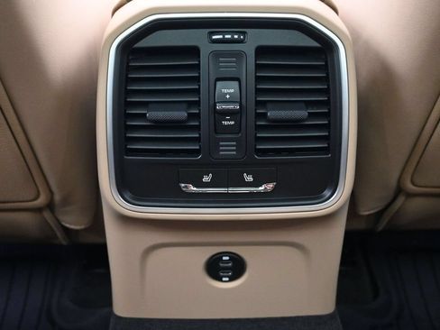 Certified 2026 Porsche Macan AWD/4WD image 8
