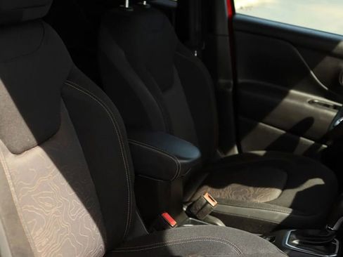 Used 2023 Jeep Renegade Latitude AWD/4WD image 44