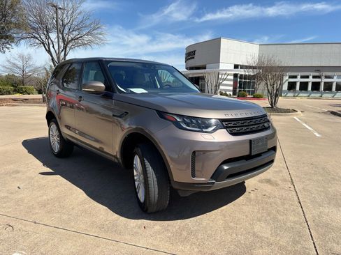 Used 2017 Land Rover Discovery SE image 3