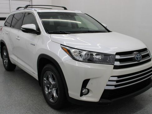 Used 2017 Toyota Highlander Limited Platinum image 4