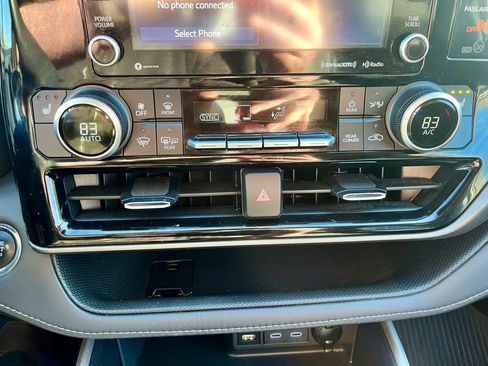 Used 2022 Toyota Highlander XLE AWD/4WD image 15