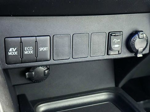 Used 2018 Toyota RAV4 LE image 14