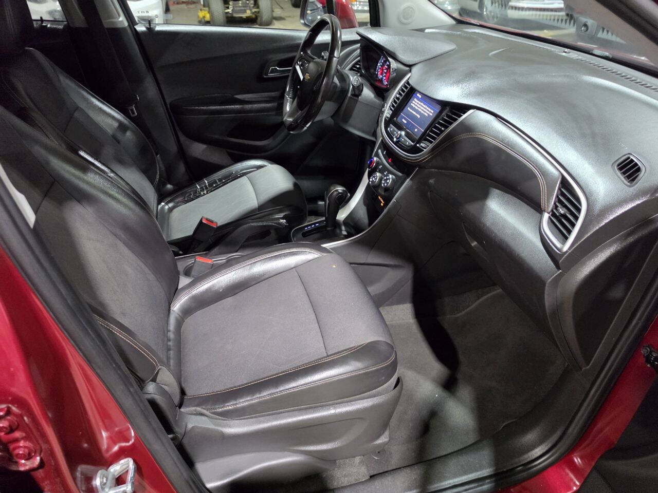 Used 2021 Chevrolet Trax LT w/ LT Convenience Package AWD/4WD image 39