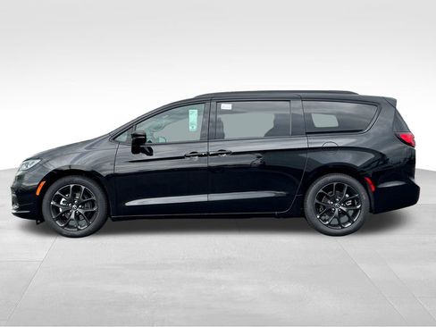 New 2026 Chrysler Pacifica Limited w/ Uconnect Theater Family Group FWD image 4
