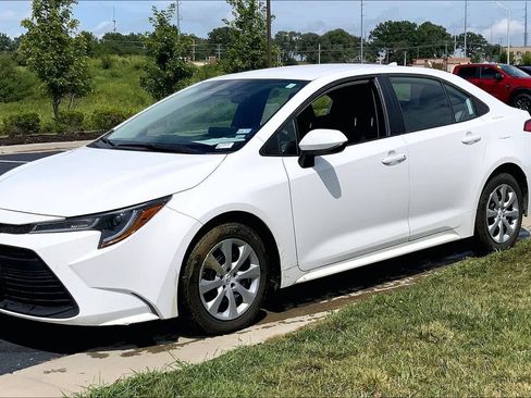 Used 2024 Toyota Corolla LE FWD image 5