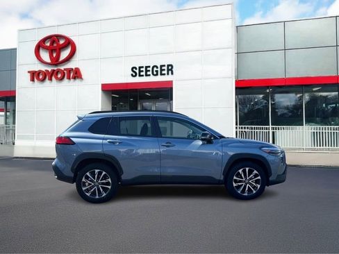 Used 2025 Toyota Corolla Cross XLE FWD image 2
