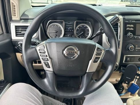 Used 2018 Nissan Titan SV AWD/4WD image 11