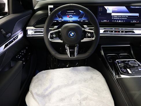 Used 2026 BMW i7 xDrive60 w/ Executive Package AWD/4WD image 6