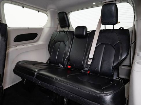 Used 2018 Chrysler Pacifica Touring-L image 21