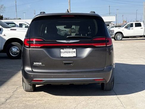 Used 2022 Chrysler Pacifica Touring-L w/ Uconnect Theater Family Group image 4