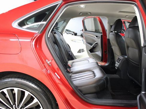 Used 2022 Volkswagen Passat 2.0T image 18