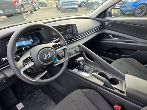 Certified 2025 Hyundai Elantra SE FWD image 17