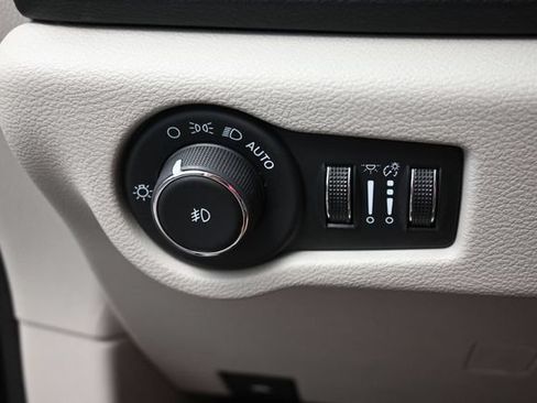 Used 2024 Chrysler Pacifica Touring-L FWD image 32