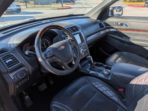 Used 2019 Ford Explorer Platinum image 9