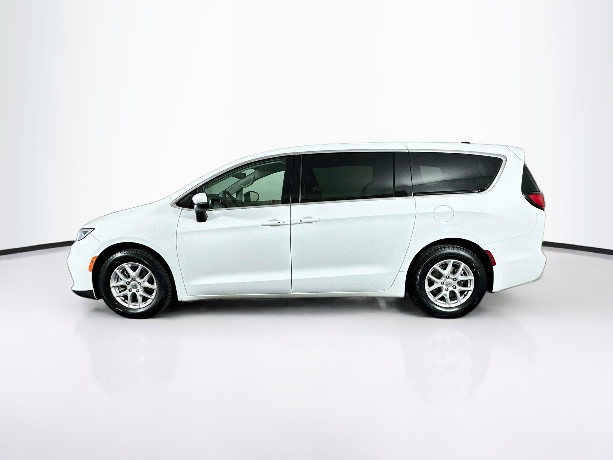 Used 2023 Chrysler Pacifica Touring-L FWD image 4
