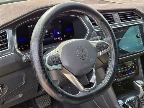 Used 2022 Volkswagen Tiguan SE image 9