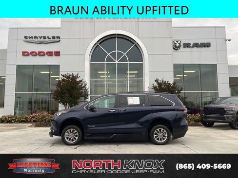 Used 2024 Toyota Sienna XLE w/ XLE Plus Package FWD image 2