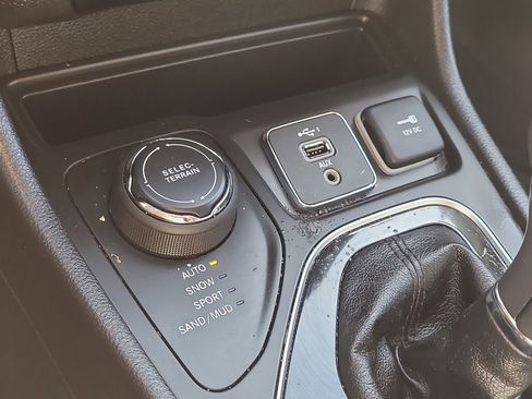 Used 2020 Jeep Cherokee Limited w/ Technology Group AWD/4WD image 31