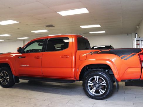 Used 2017 Toyota Tacoma TRD Sport w/ Premium & Technology Package AWD/4WD image 11