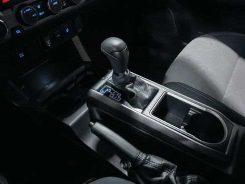 Used 2021 Toyota Tacoma TRD Off-Road AWD/4WD image 18