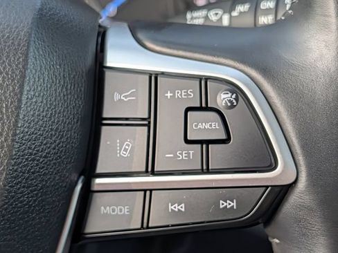 Used 2024 Toyota Highlander XLE AWD/4WD image 19