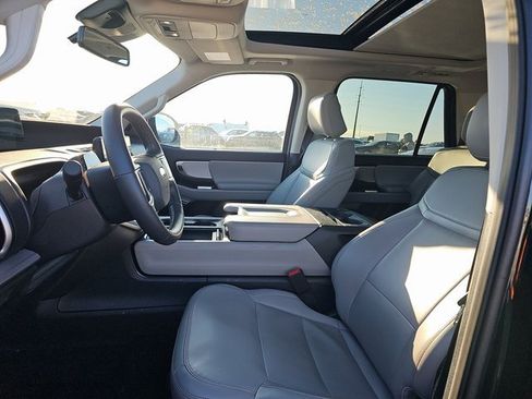 Used 2025 Ford Expedition Active image 5