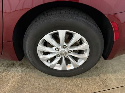 Used 2018 Chrysler Pacifica Touring-L FWD image 9