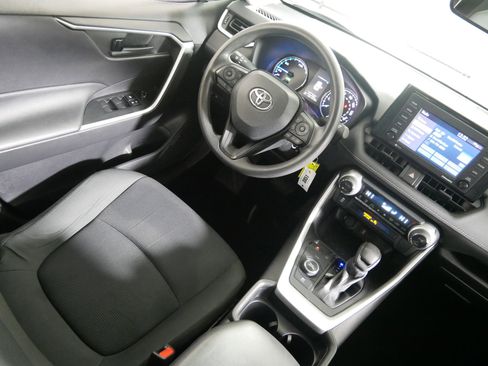 Used 2021 Toyota RAV4 LE AWD/4WD image 9