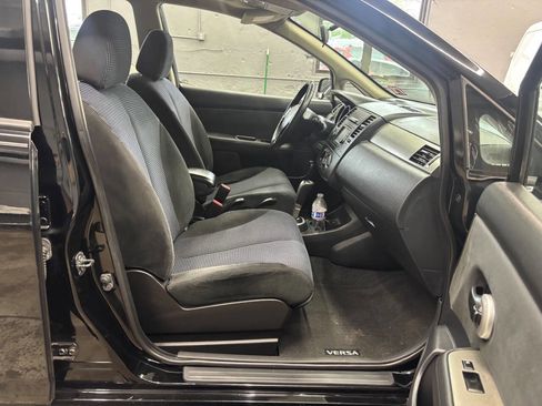 Used 2011 Nissan Versa Hatchback w/ Premium Pkg FWD image 13