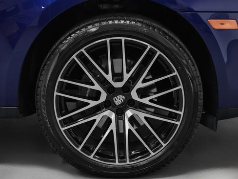 Certified 2023 Porsche Macan AWD/4WD image 16