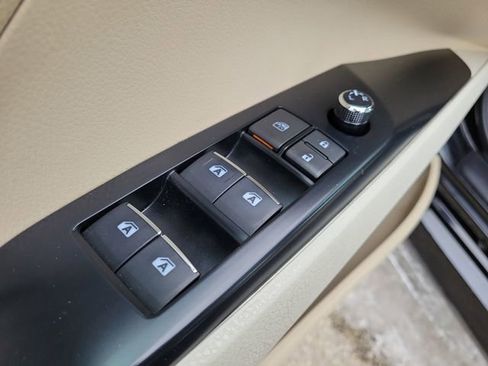 Used 2018 Toyota Camry XLE image 17