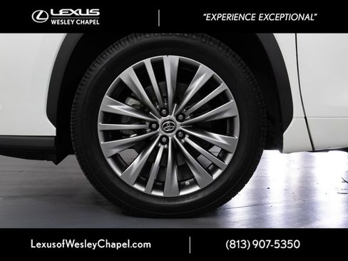 Used 2020 Toyota Highlander Platinum FWD image 4