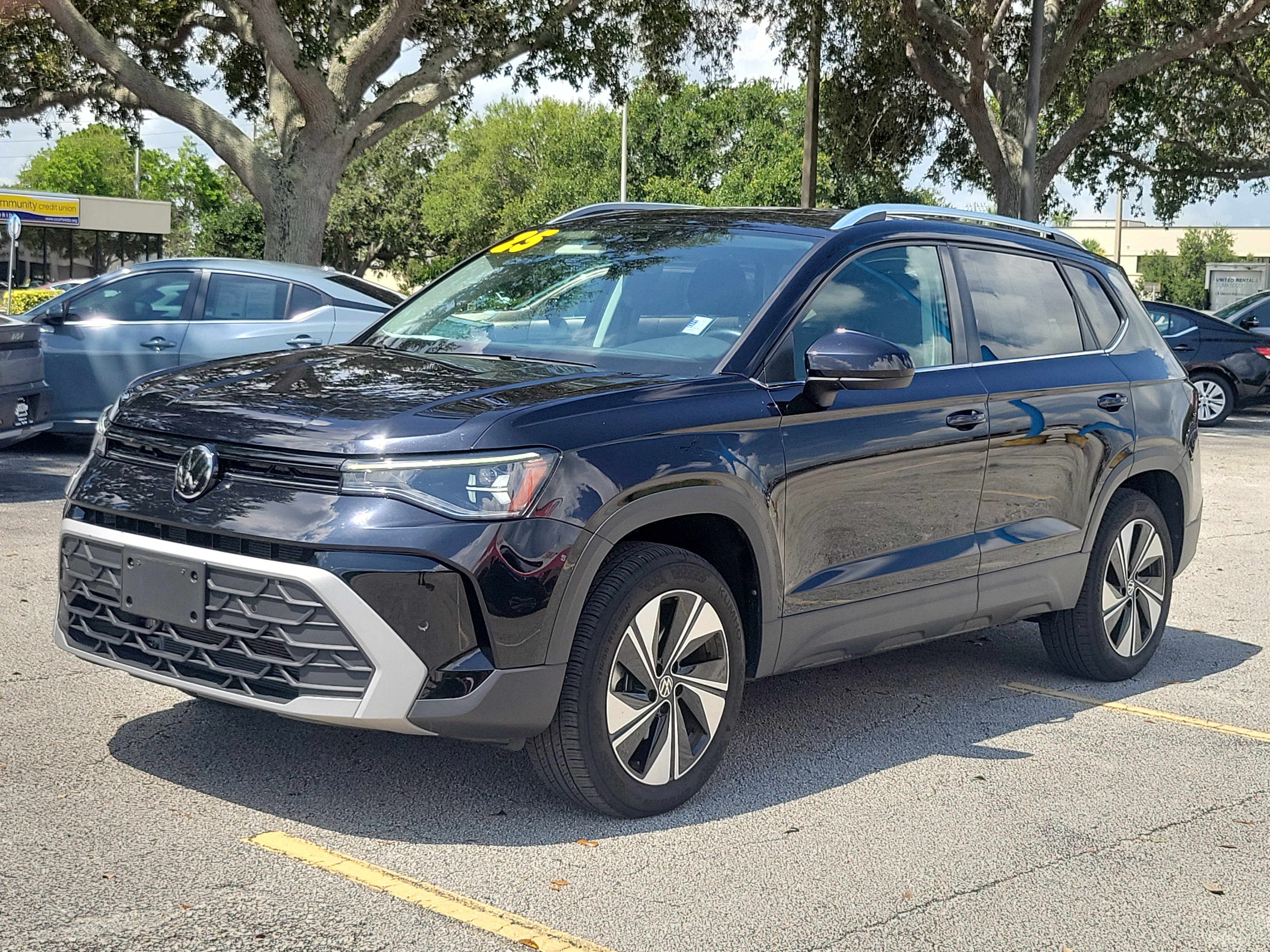 Used 2025 Volkswagen Taos SE AWD/4WD image 2