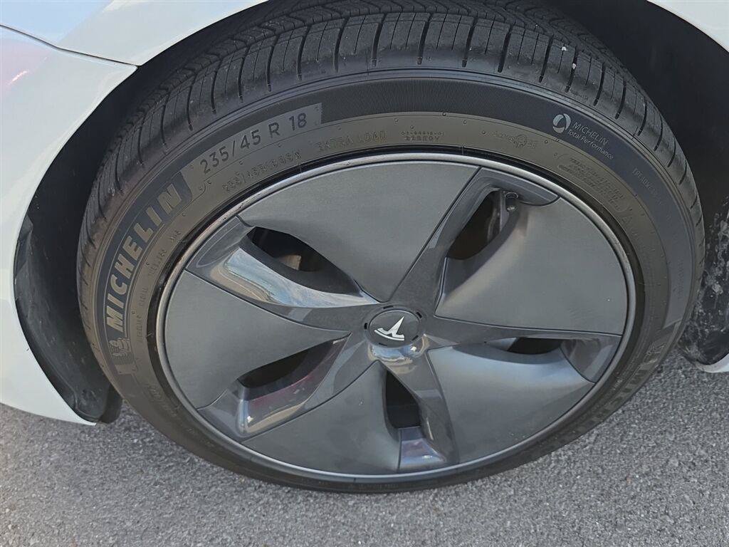Used 2020 Tesla Model 3 Standard Range RWD image 9