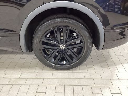 Certified 2022 Volkswagen Tiguan SE R-Line image 22