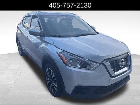 Used 2018 Nissan Kicks SV FWD image 3