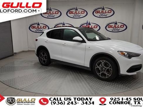 Used 2022 Alfa Romeo Stelvio Ti image 2