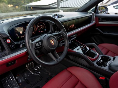 Certified 2025 Porsche Cayenne S image 4