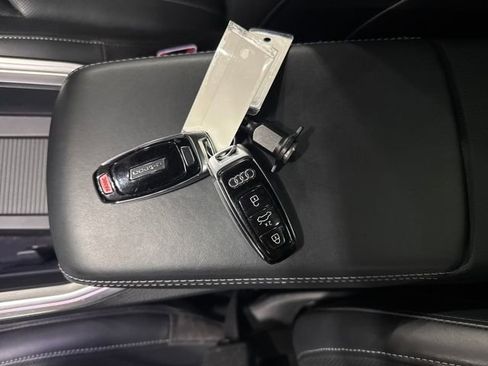 Used 2019 Audi e-tron Prestige w/ Prestige Package image 28