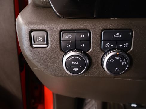 Used 2024 GMC Sierra 1500 SLE w/ Preferred Package image 8