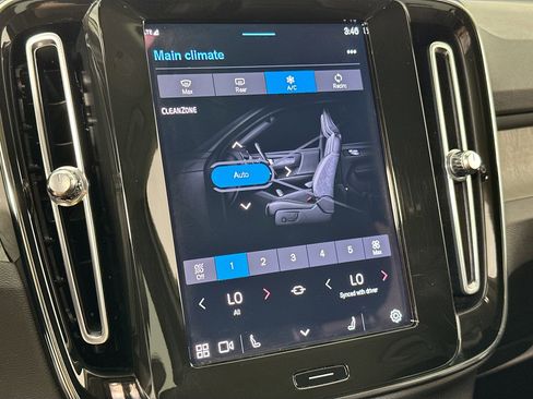 Used 2023 Volvo XC40 B4 Core w/ Convenience Package image 15