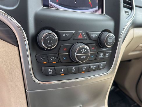 Used 2021 Jeep Grand Cherokee Laredo RWD image 25
