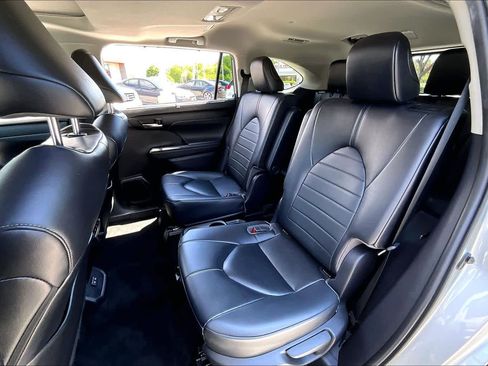Used 2023 Toyota Highlander XLE AWD/4WD image 20
