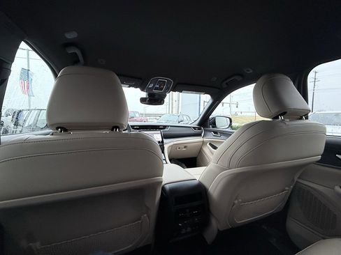 Used 2024 Jeep Grand Cherokee Limited image 27