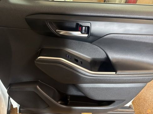 Used 2022 Toyota Highlander XLE image 27