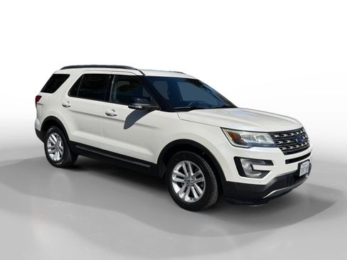 Used 2016 Ford Explorer XLT w/ Equipment Group 202A FWD image 7